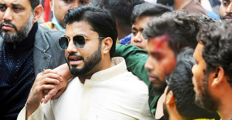 কর্মীকে বাঁচাতে গিয়ে আহত ইশরাক