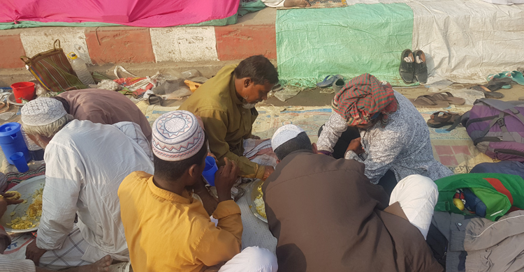 ইজতেমায় রাস্তায়ই রান্না খাওয়া ঘুম তাদের