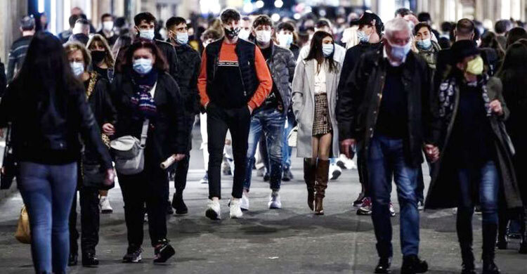 Covid-19: Italy tightens rules after coronavirus cases surge