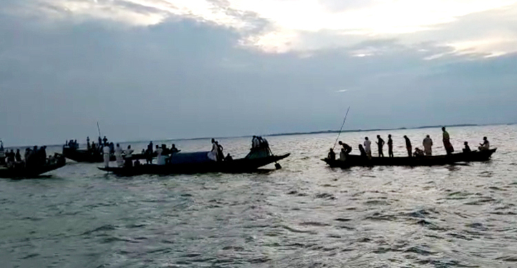 বাড়ি ফেরার পথে নৌকা থেকে পড়ে প্রাণ গেলো তরুণের