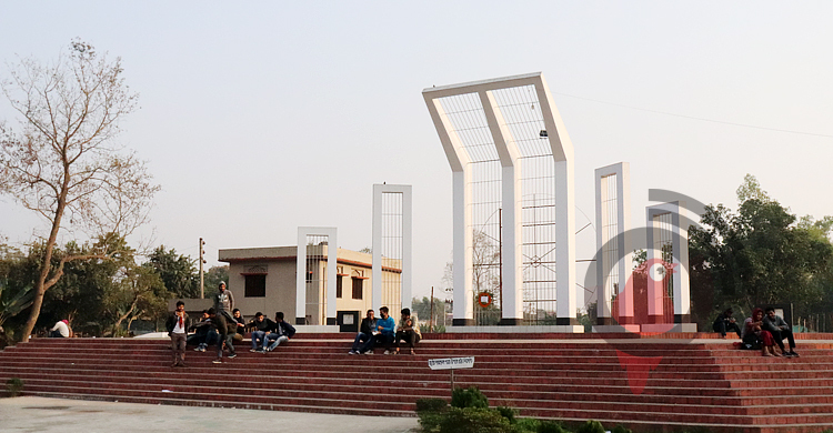 বাঁধা-বিঘ্ন অতিক্রম করে শহীদ মিনার পায় ইবি