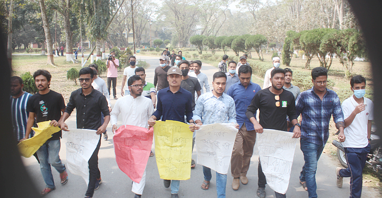 ১ মার্চের মধ্যে হল খোলার দাবিতে ইবি শিক্ষার্থীদের অবস্থান