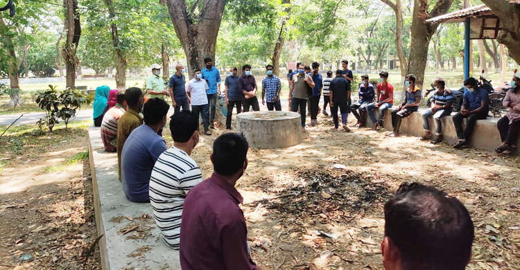 হাসিমুখে ঈদ উদযাপনে দোকানি-কর্মচারীদের পাশে ইবি শিক্ষার্থীরা