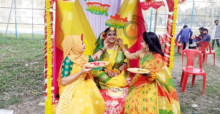 বসন্তবরণে রিয়ার ‘গায়েহলুদ’