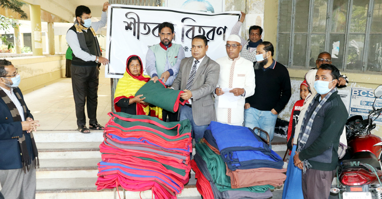 শীতার্তদের কম্বল দিল ইবির সাদা দল