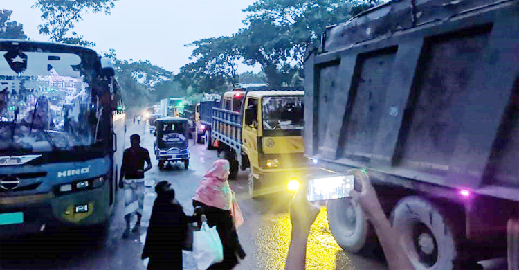সংস্কারের দাবিতে কুষ্টিয়া-ঝিনাইদহ সড়ক অবরোধ, ৪০ কিমি যানজট
