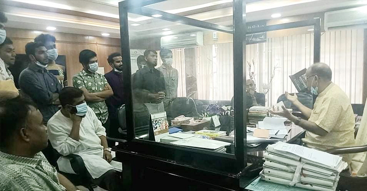 বহিরাগত প্রবেশ নিষিদ্ধে ইবি শিক্ষার্থীদের স্মারকলিপি