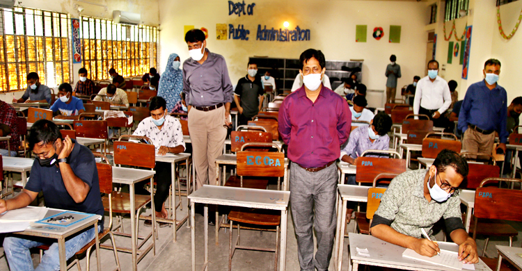 সশরীরে পরীক্ষায় বসলো ইবি শিক্ষার্থীরা