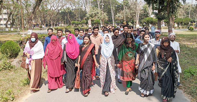 হল খোলার দাবিতে ইবি উপাচার্যের বাসভবনের সামনে অবস্থান কর্মসূচি
