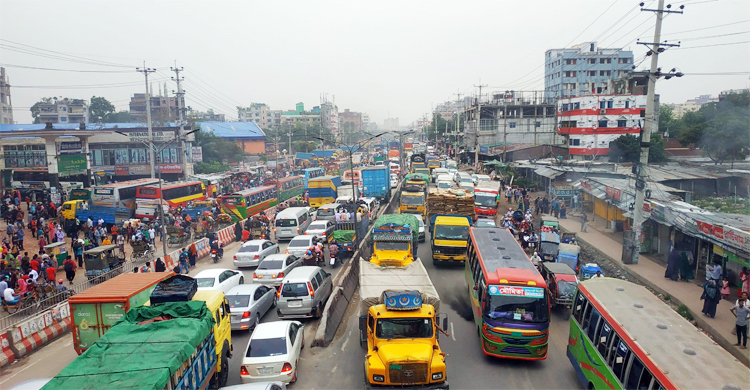 হাঁকডাক করে যাত্রী তোলা হচ্ছে দূরপাল্লার বাসে