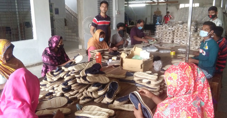 ঝিনাইদহের নারীদের হাতে তৈরি পাটের জুতা ইউরোপ-আমেরিকায়