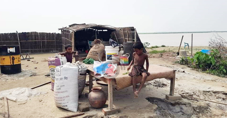 আগ্রাসী যমুনা, খোলা আকাশের নিচে শতাধিক পরিবার