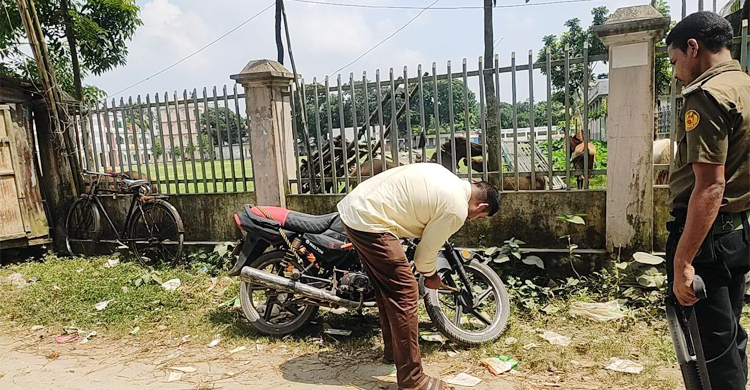মালিক খুঁজে না পাওয়ায় মোটরসাইকেলের হাওয়া ছাড়লেন ইউএনও