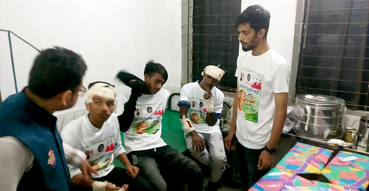 ঢাকায় সম্মেলন শেষে ফেরার পথে ছাত্রলীগের বাসে ককটেল নিক্ষেপ