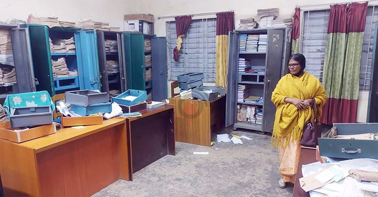 গভীর রাতে ইসলামপুর সাব রেজিস্ট্রার কার্যালয়ে দুর্বৃত্তদের হানা