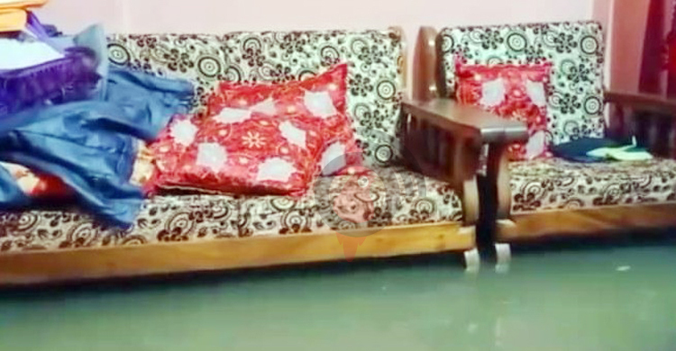 জামালপুরে রাত থেকে ভারি বৃষ্টি, বাসাবাড়িতে পানি