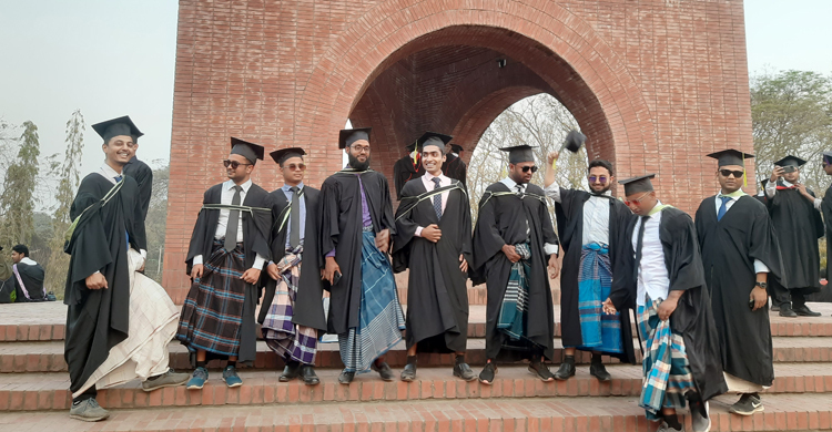 সমাবর্তনে আসা শিক্ষার্থীদের পদচারণায় মুখরিত ক্যাম্পাস