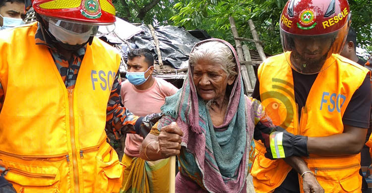 ঝুপড়ি ঘরে অসুস্থ বৃদ্ধার খবর দিল সাংবাদিক, উদ্ধারে ফায়ার সার্ভিস