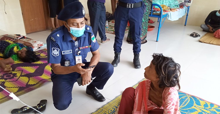 সড়কে পড়ে ছিলেন বৃদ্ধা, উদ্ধার করে হাসপাতালে নিলেন ওসি