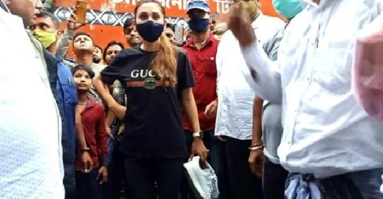 বৃষ্টিতে ডোবা এলাকা পরিদর্শনে মিমি, জুতা হাতে নামলেন কাদায়