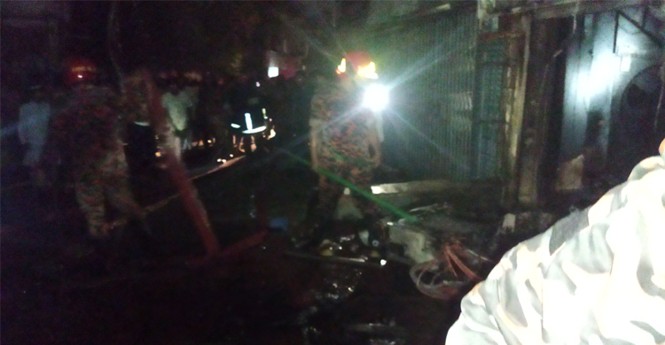 চাঁপাইনবাবগঞ্জে ইলেকট্রনিক্সের দোকানে আগুন, ৬৫ লাখ টাকার ক্ষতি