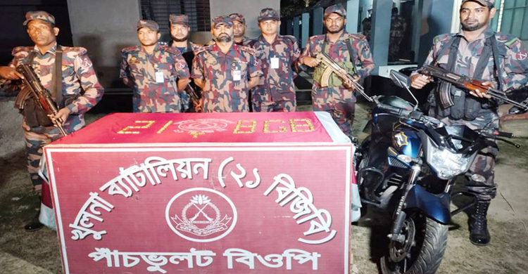 পাচারকারীর ফেলে যাওয়া ব্যাগে মিললো ৮২টি সোনার বার