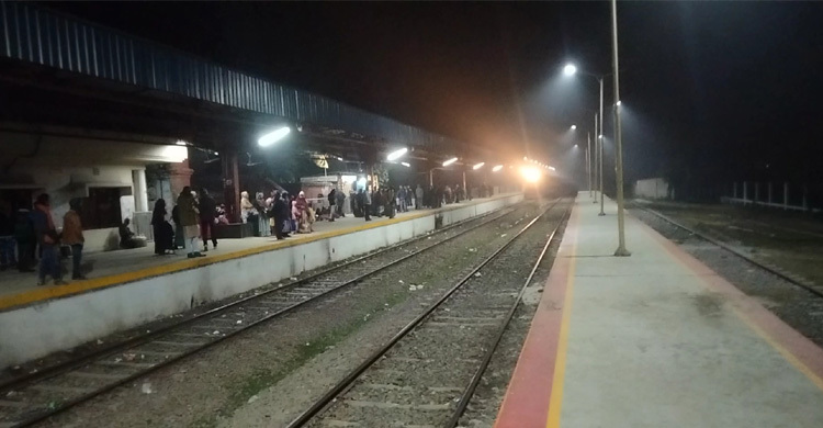 নীলসাগর ও সীমান্ত এক্সপ্রেসের শিডিউল বিপর্যয়, দুর্ভোগ