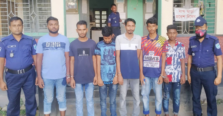 মোবাইল চুরির অপবাদে দুই কিশোরের মাথা ন্যাড়া, কারাগারে ৬