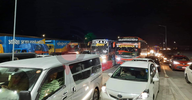 পদ্মা সেতুর জাজিরা টোলপ্লাজায় যানবাহনের দীর্ঘ সারি