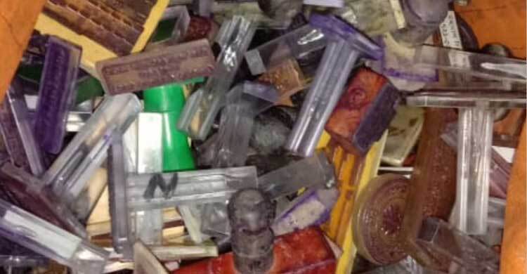 সরকারি অফিসের ২৪৮ জাল সিলসহ প্রতারক আটক