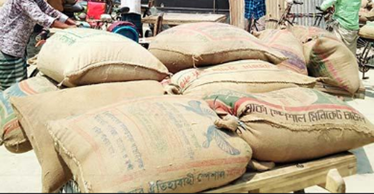 নারী ইউপি সদস্যের শ্বশুরের বাসায় ৬ বস্তা সরকারি চাল