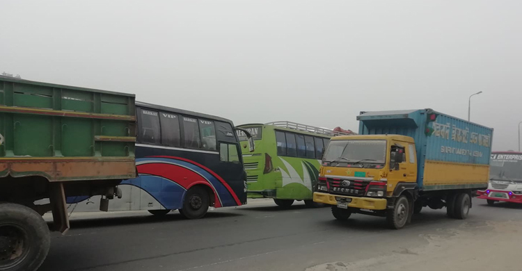 টোল আদায় বন্ধ : বঙ্গবন্ধু সেতু এলাকায় দীর্ঘ যানজট
