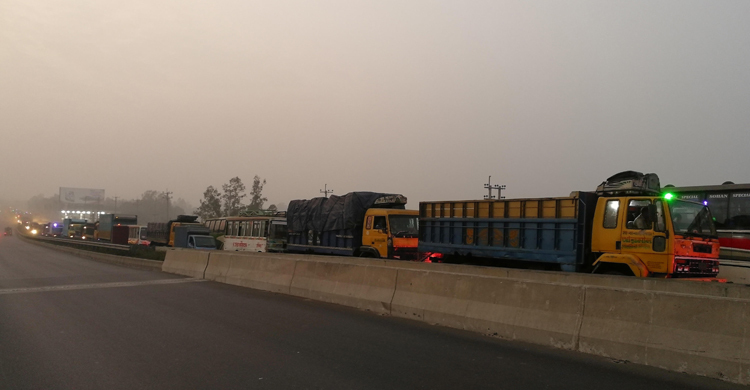 ঢাকা-টাঙ্গাইল মহাসড়কে ৮ কি.মি. যানজট