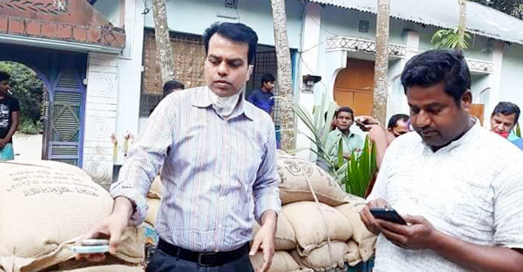 ঠাকুরগাঁওয়ে ডিলারের গোডাউন থেকে ৬৩০ বস্তা চাল জব্দ