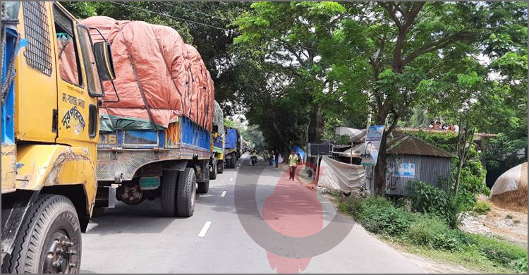 কাজীরহাট ঘাটে যানজট কমেনি, বেড়েছে দুর্ভোগ