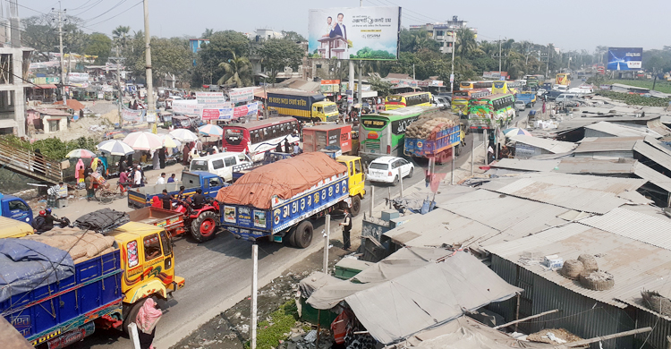 ঢাকা-চট্টগ্রাম মহাসড়কে ৩৫ কিলোমিটার যানজট