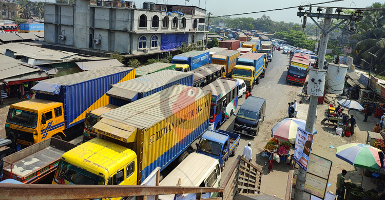 ঢাকা-চট্টগ্রাম মহাসড়কে ৯ কিলোমিটার যানজট