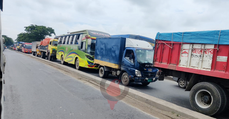 ঢাকা-চট্টগ্রাম মহাসড়কে ৫ কিলোমিটার তীব্র যানজট