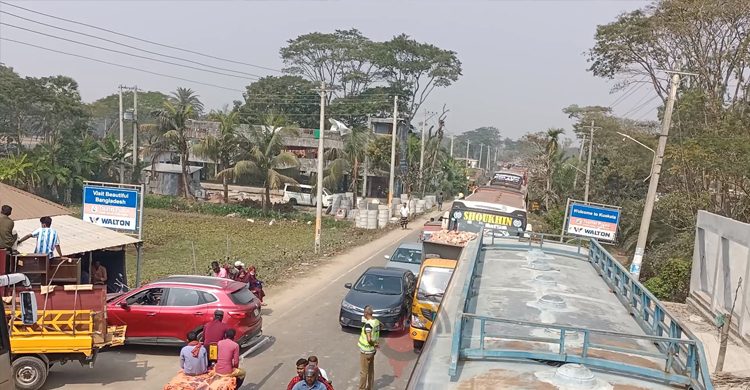 কুয়াকাটায় ঢুকতে ৭ কিলোমিটার যানজট, দুর্ভোগে পর্যটকরা