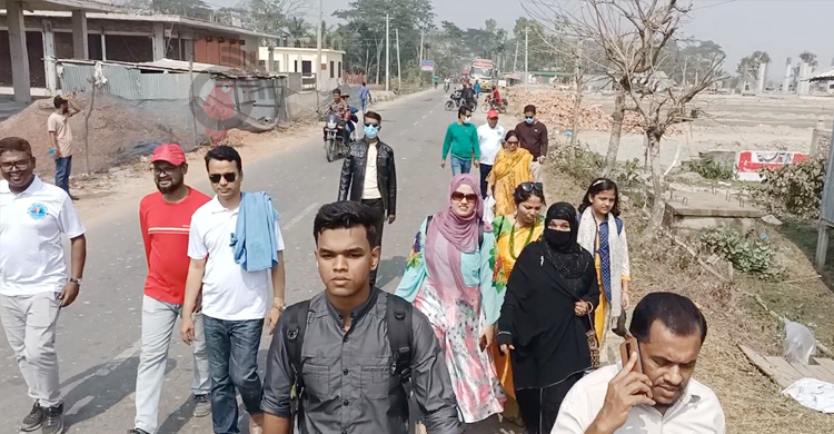 কুয়াকাটায় ঢুকতে ৭ কিলোমিটার যানজট, দুর্ভোগে পর্যটকরা