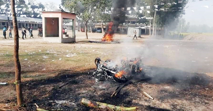 দুই চেয়ারম্যান প্রার্থীর সমর্থকদের সংঘর্ষ, গুলি-গাড়িতে আগুন