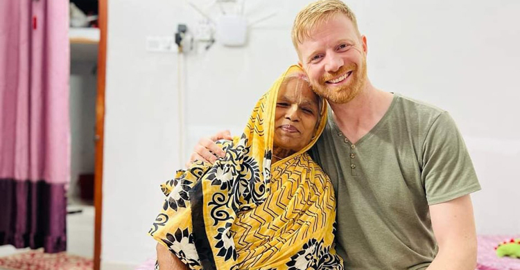 কেঁদে ও কাঁদিয়ে শ্বশুরবাড়ি থেকে বিদায় নিলেন জার্মান জামাই