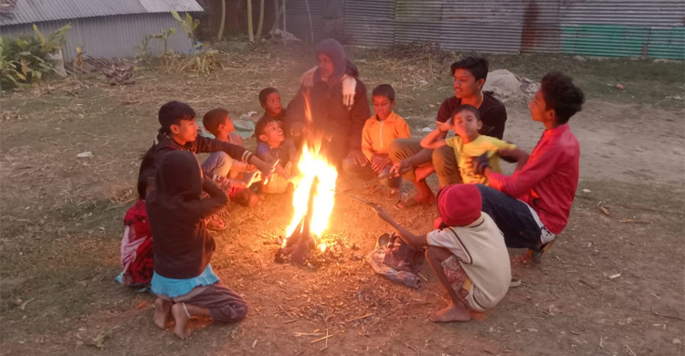 জামালপুরে সূর্যের দেখা মিললেও তাপ নেই, বিপর্যস্ত জনজীবন