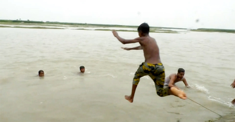 জামালপুরে প্রচণ্ড তাপপ্রবাহে জনজীবন অতিষ্ঠ