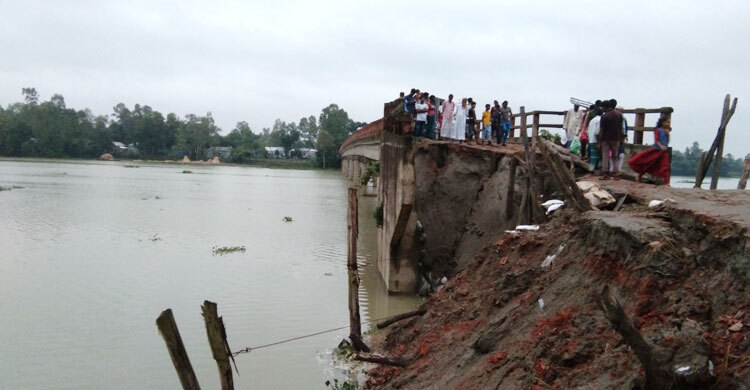 সেতুর সংযোগ সড়ক সংস্কার না করায় ভোগান্তিতে লক্ষাধিক মানুষ