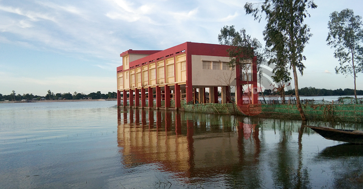 বছরের প্রায় ৫ মাস বিদ্যালয় ঘিরে থৈ থৈ করে পানি, বন্ধ থাকে পাঠদান