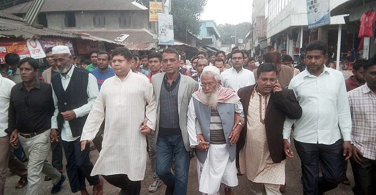 গা ঢাকা দিয়েছেন মুরাদের সমর্থকরা, এলাকায় আনন্দ মিছিল