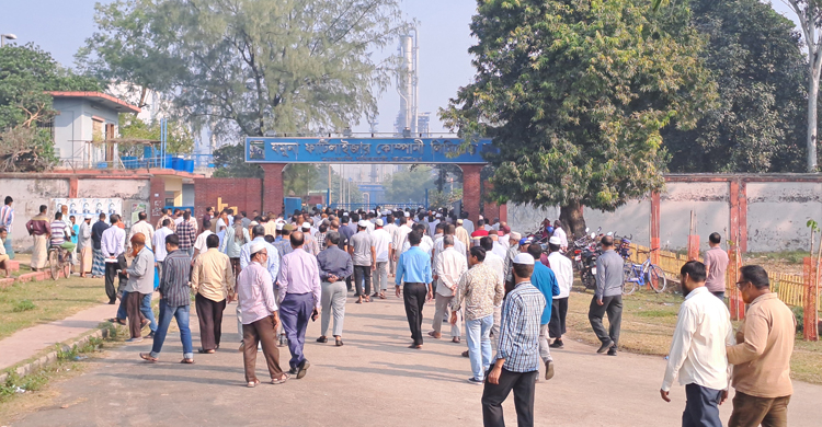 জামালপুরে বন্ধ সারকারখানার চালুর দাবিতে মানববন্ধন
