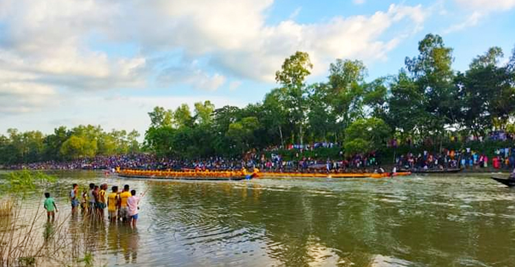 নৌকাবাইচ দেখতে ঝিনাই নদীর দুই পাড়ে মানুষের ভিড়