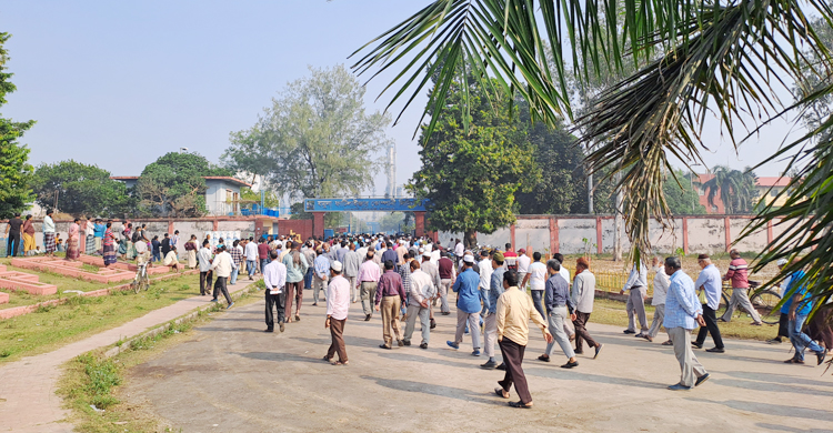 জামালপুরে বন্ধ সারকারখানার চালুর দাবিতে মানববন্ধন